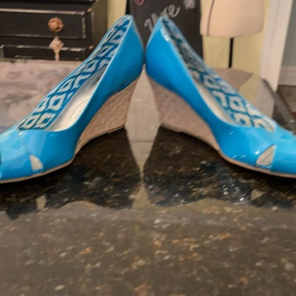 DexFlex Sz 8W Tiffany Blue Patent Espadrilles
